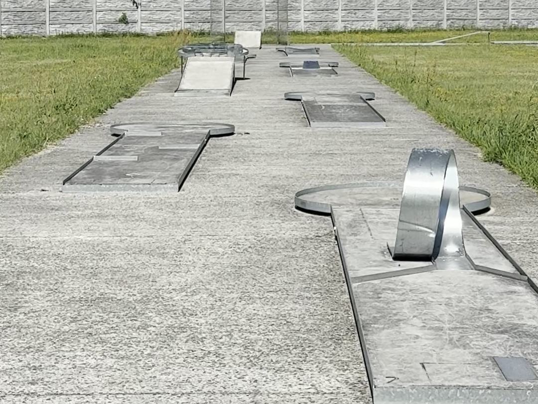 Tor do minigolfa z metalowymi przeszkodami na terenie pensjonatu